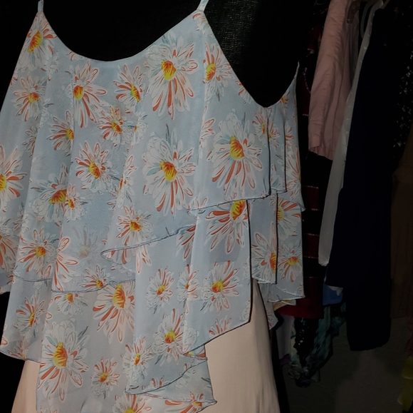 BEAUTIFUL LIGHT BLUE FLORAL TOP. MEDIUM - Picture 5 of 7